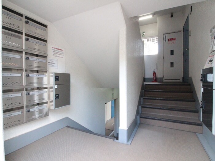 物件外観写真2　(エントランス部分)