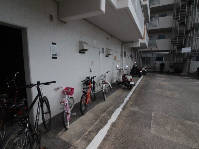 物件外観写真4　(駐輪場)