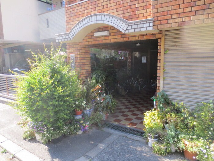 物件外観写真4　(エントランス部分)