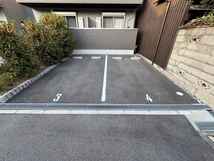 物件外観写真5　(駐車場)