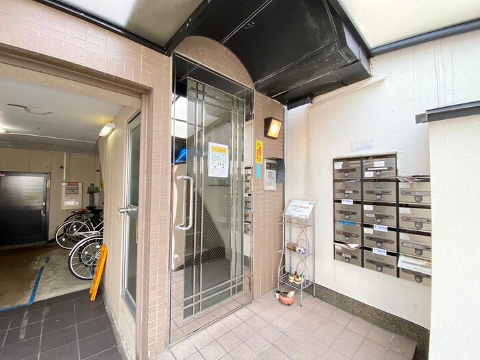 物件外観写真3　(エントランス部分)