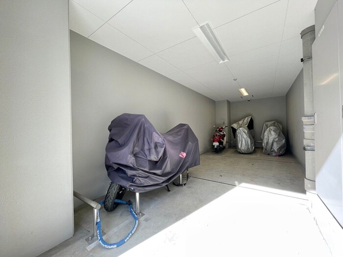 物件外観写真3　(バイク置き場)