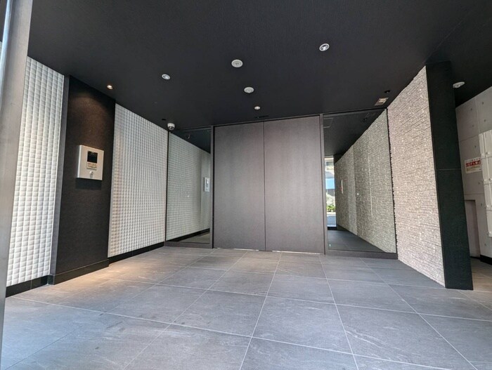 物件外観写真4　(エントランス部分)