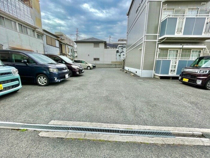 物件外観写真6　(駐車場)