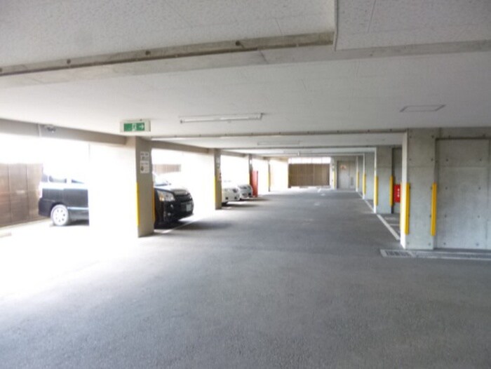 物件外観写真4　(駐車場)