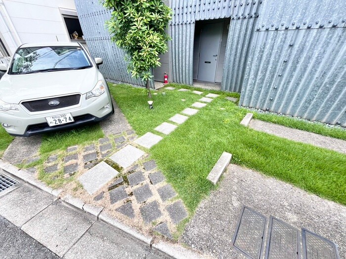 物件外観写真2　(エントランス部分)