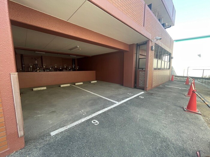 物件外観写真4　(駐車場)