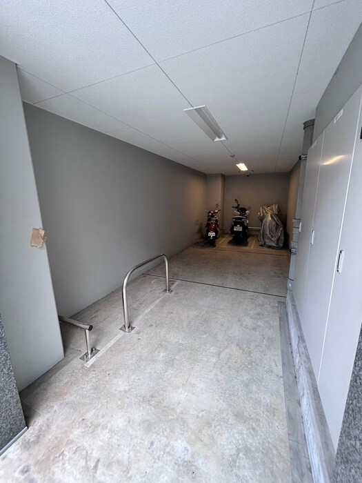 物件外観写真6　(バイク置き場)