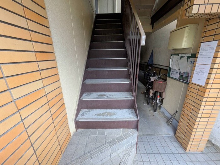 物件外観写真3　(エントランス部分)