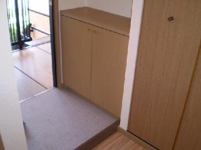 物件内観写真4　(玄関)