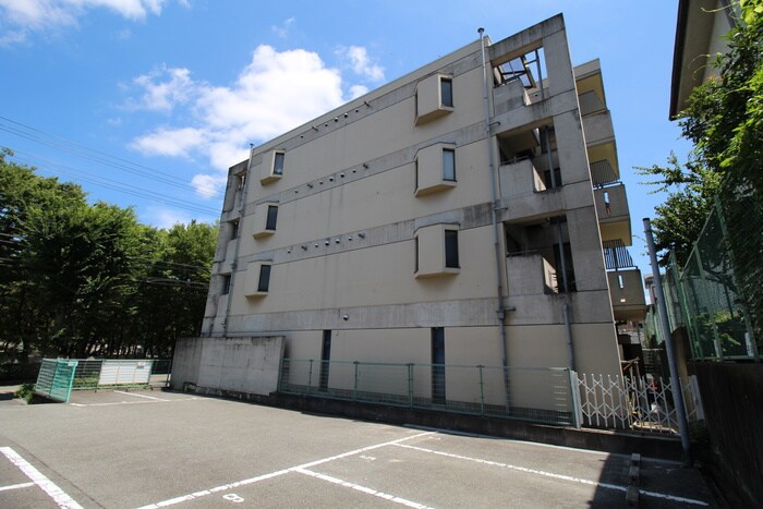 物件外観写真2　(駐車場)