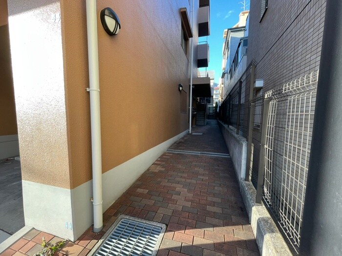 物件外観写真6　(エントランス部分)