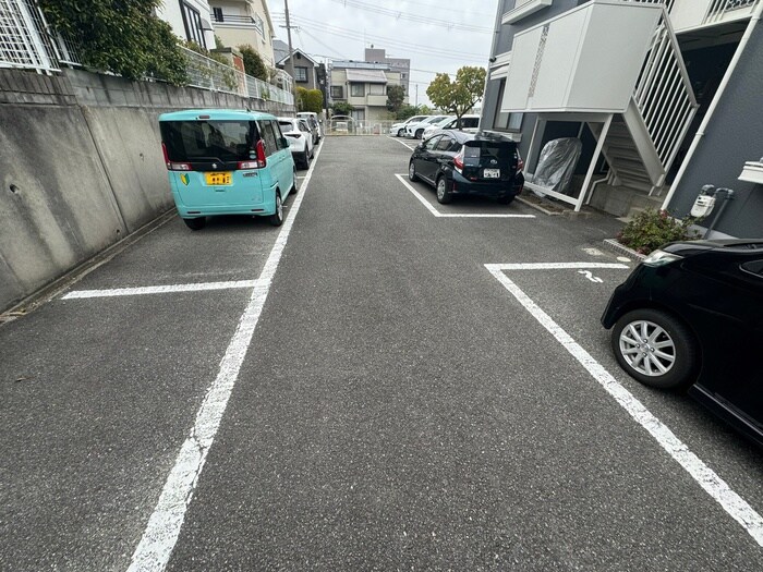 物件外観写真6　(駐車場)