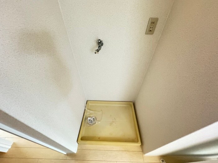 物件内観写真16　(洗濯機置場)