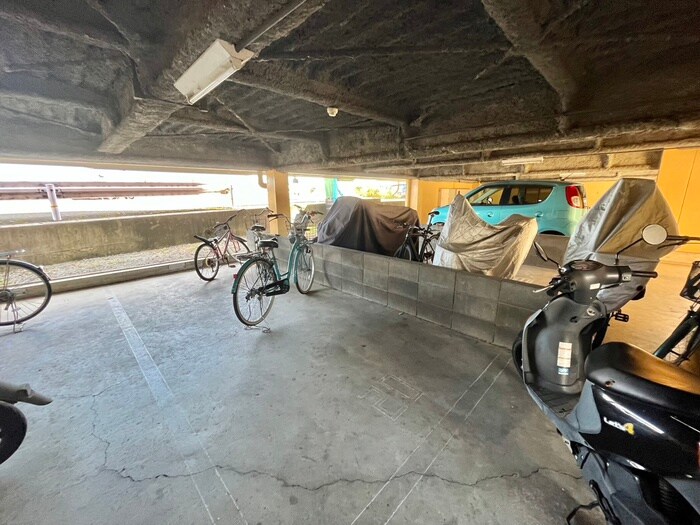 物件外観写真4　(駐輪場)