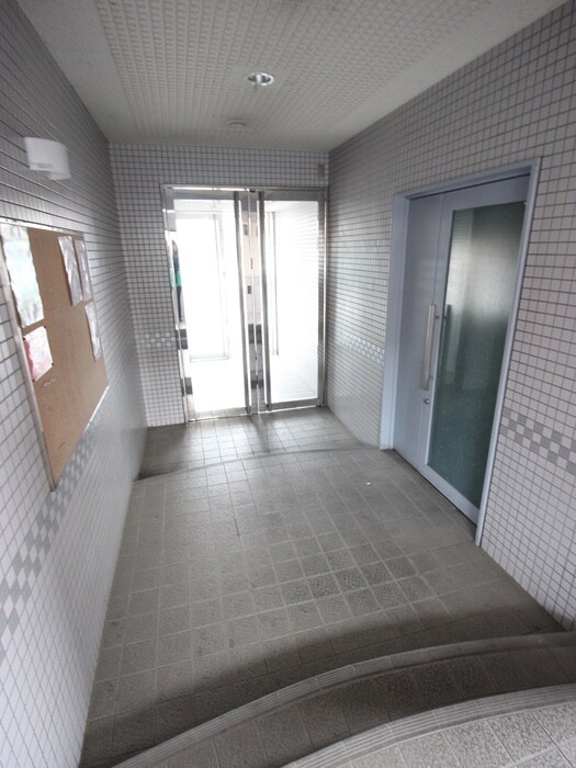 物件外観写真4　(エントランス部分)