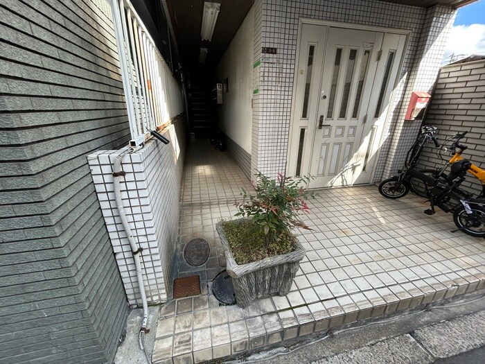 物件外観写真4　(エントランス部分)