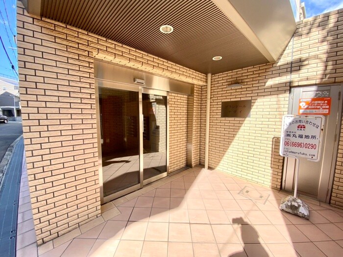 物件外観写真2　(エントランス部分)