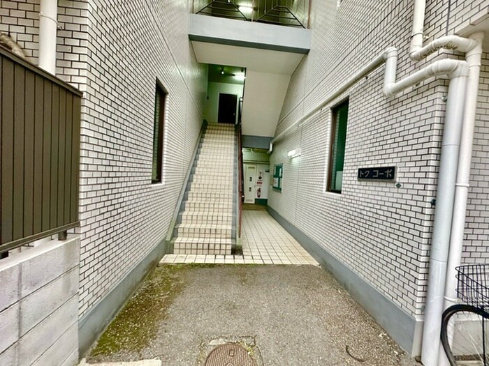 物件外観写真6　(エントランス部分)