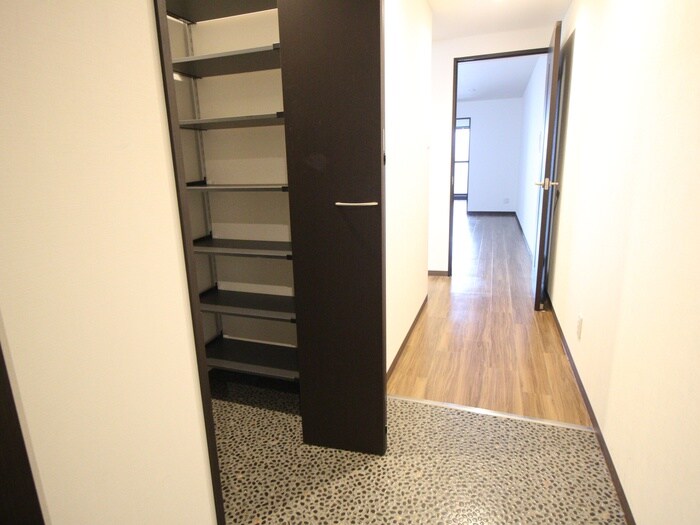 物件内観写真5　(玄関)