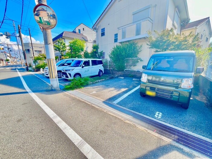 物件外観写真6　(駐車場)