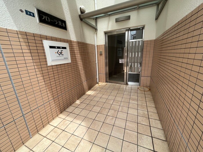 物件外観写真3　(エントランス部分)