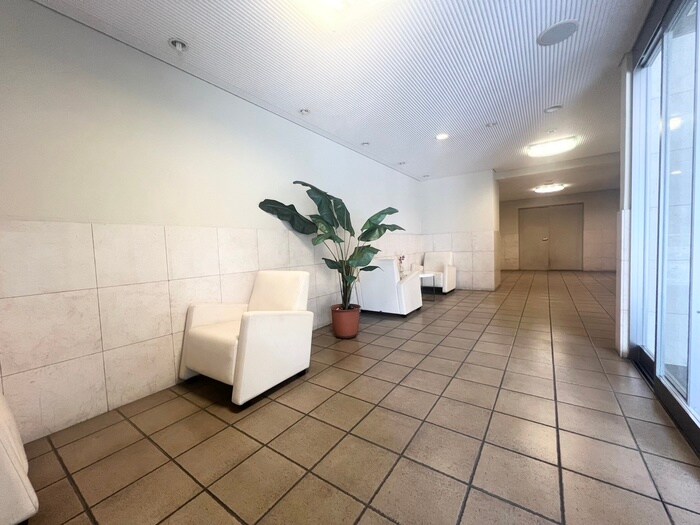 物件外観写真6　(エントランス部分)