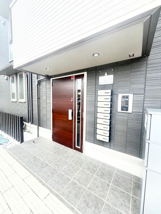 物件外観写真2　(エントランス部分)