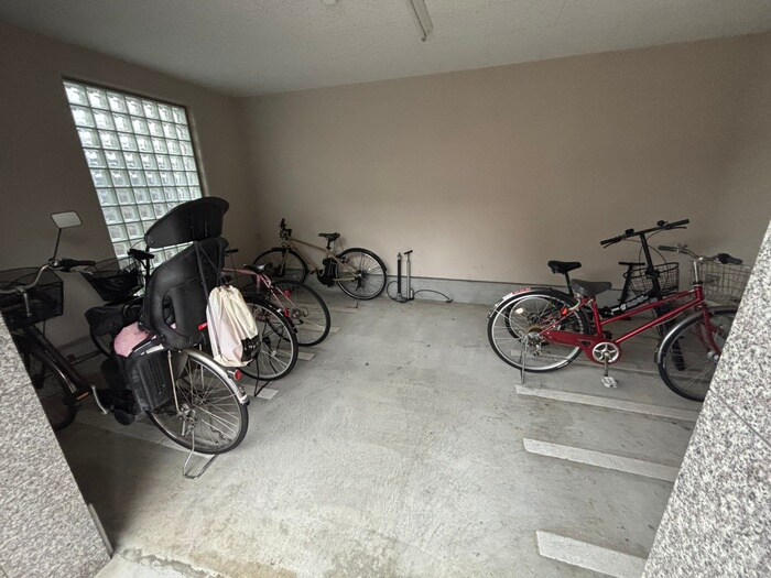 物件外観写真4　(駐輪場)