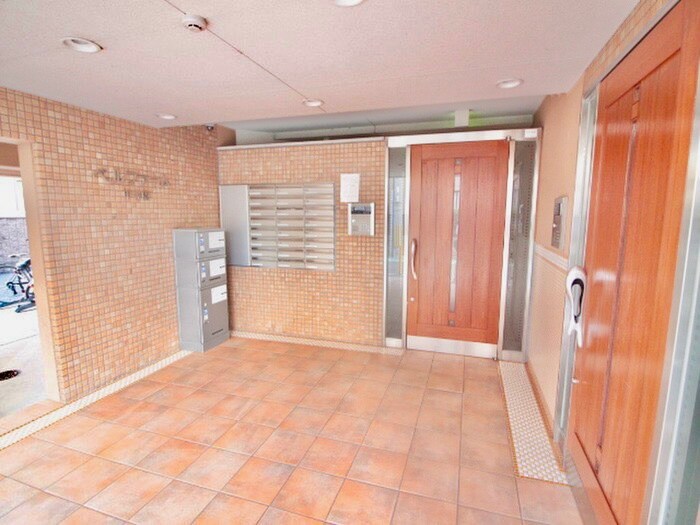 物件外観写真2　(エントランス部分)