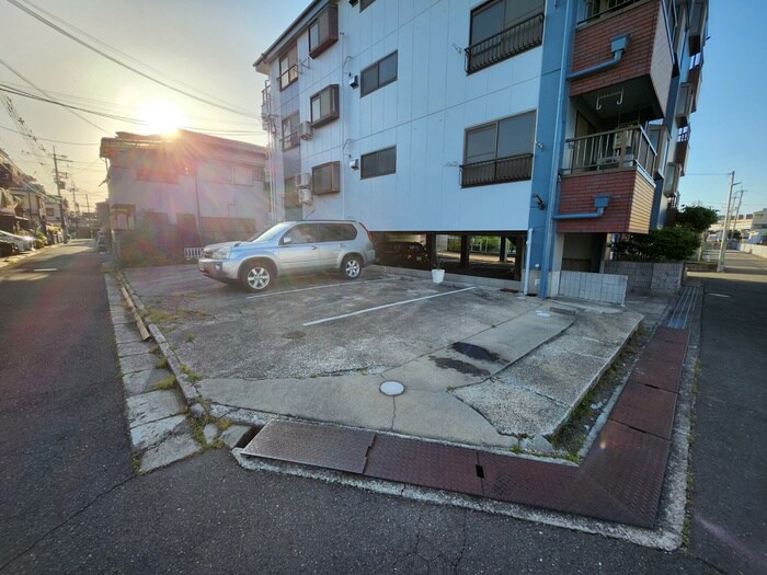 物件外観写真4　(駐車場)