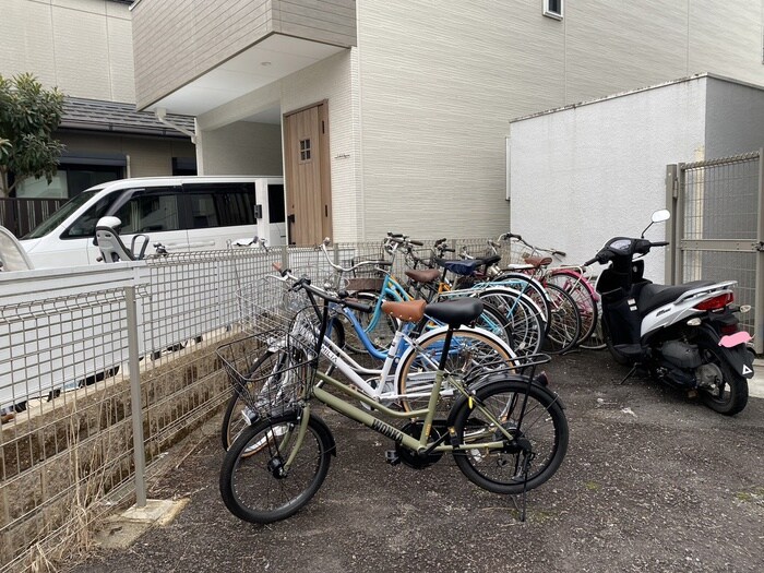 物件外観写真2　(駐輪場)