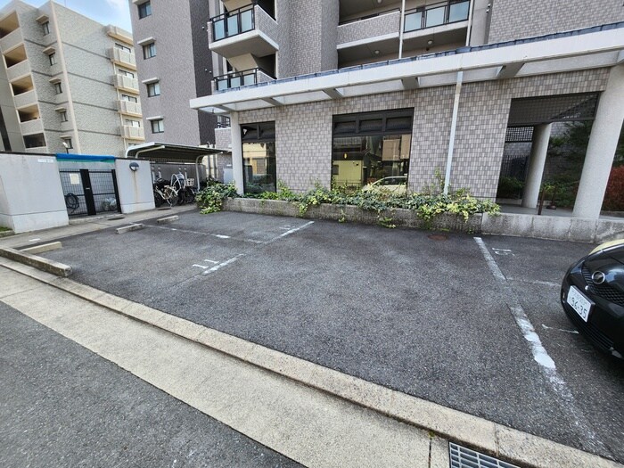 物件外観写真4　(駐車場)
