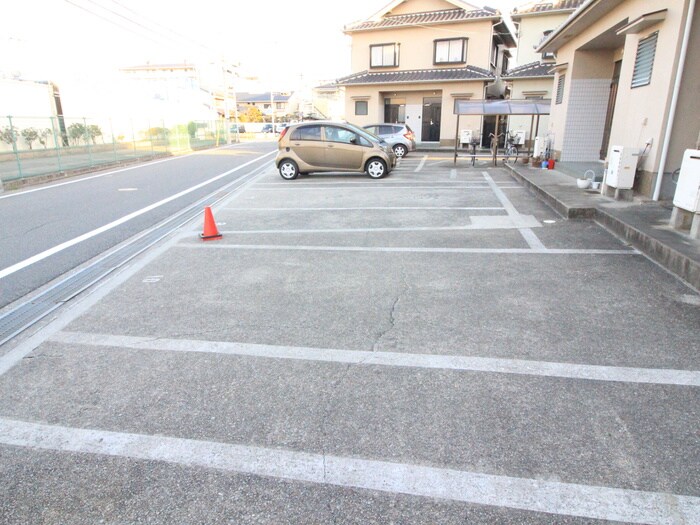 物件外観写真6　(駐車場)