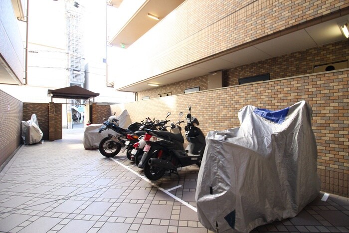 物件外観写真3　(バイク置き場)