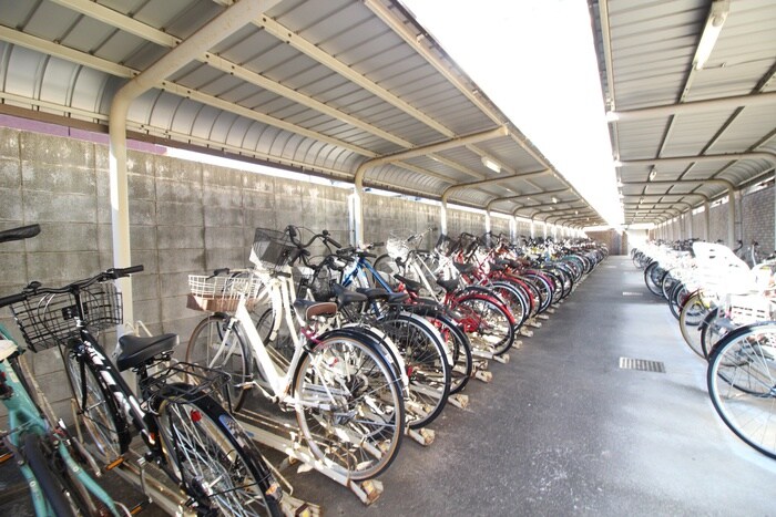 物件外観写真4　(駐輪場)