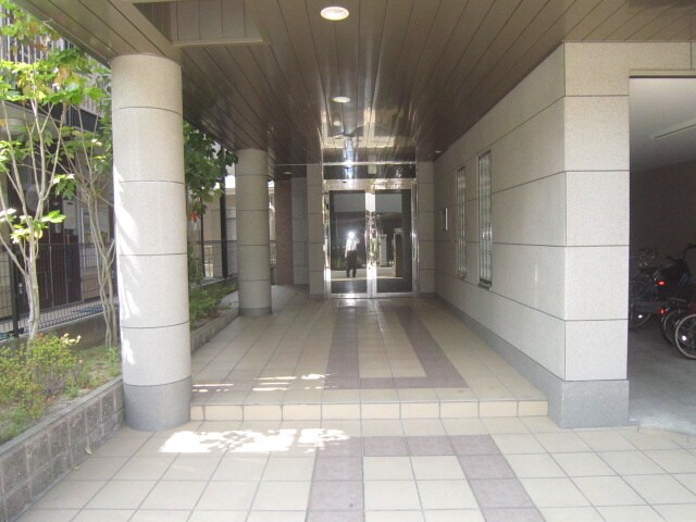 物件外観写真3　(エントランス部分)