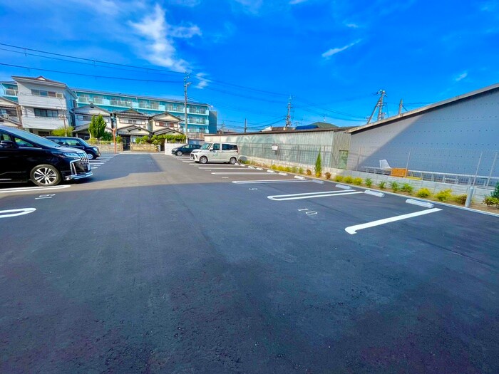 物件外観写真5　(駐車場)