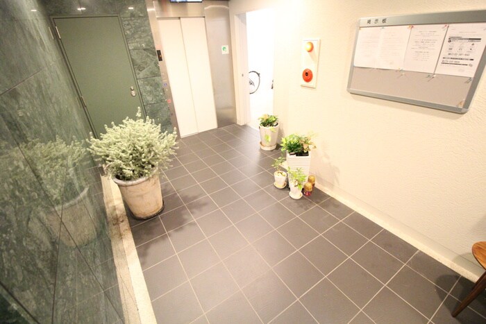 物件外観写真5　(エントランス部分)