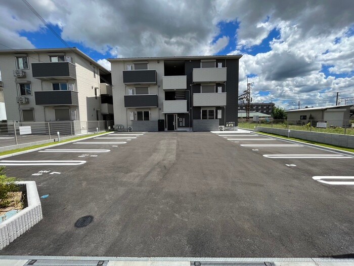 物件外観写真2　(駐車場)