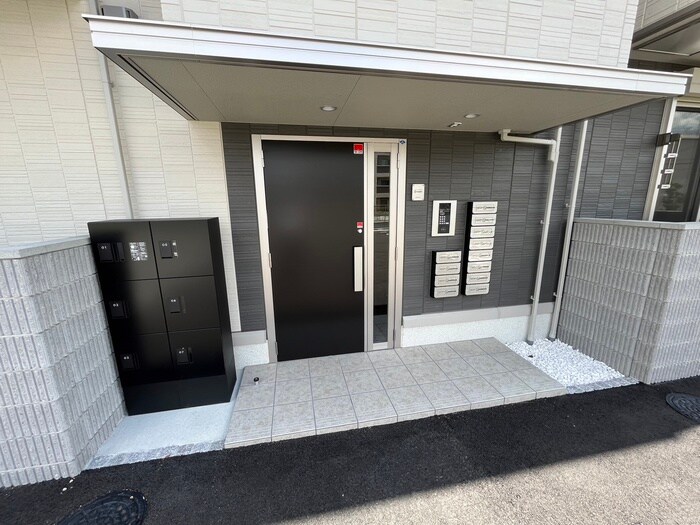 物件外観写真4　(エントランス部分)