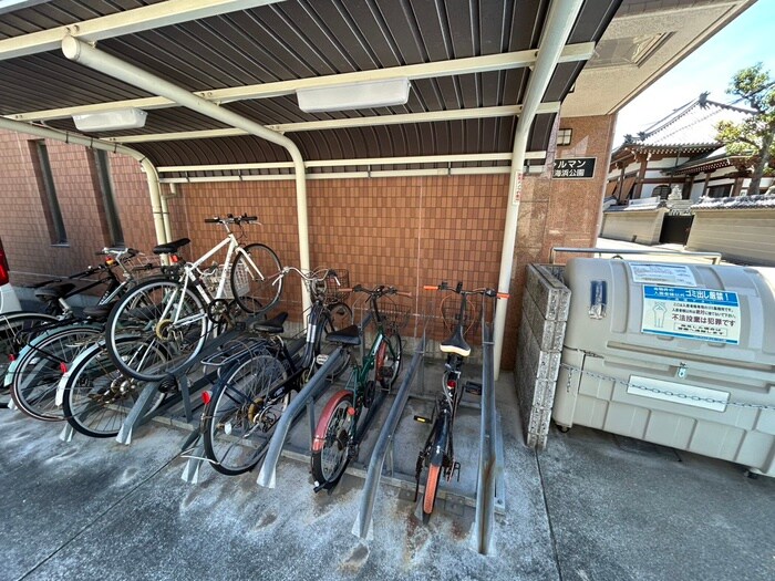 物件外観写真4　(駐輪場)