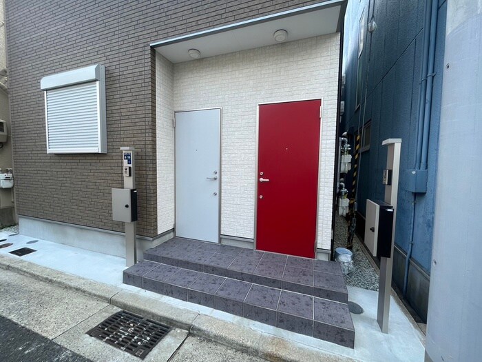 物件外観写真2　(エントランス部分)