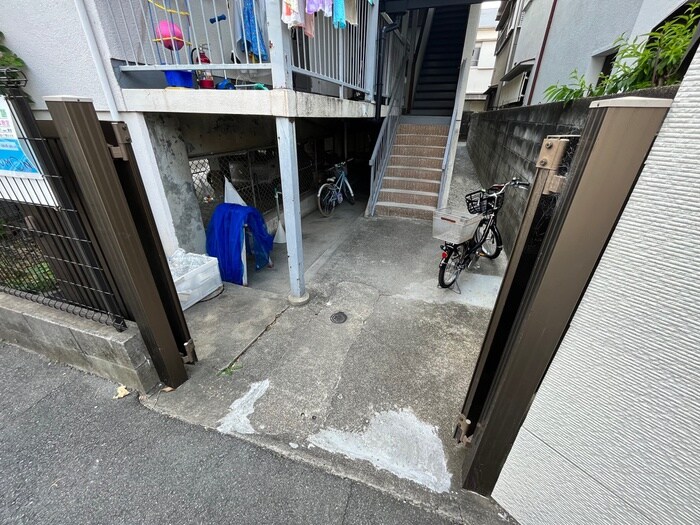 物件外観写真3　(エントランス部分)