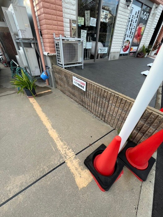 物件外観写真4　(バイク置き場)