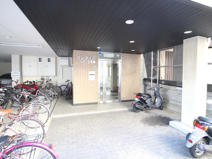 物件外観写真3　(エントランス部分)