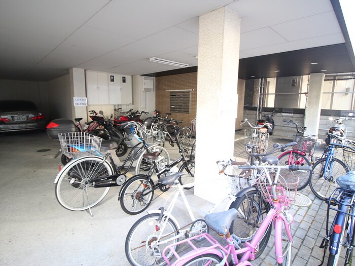 物件外観写真4　(駐輪場)