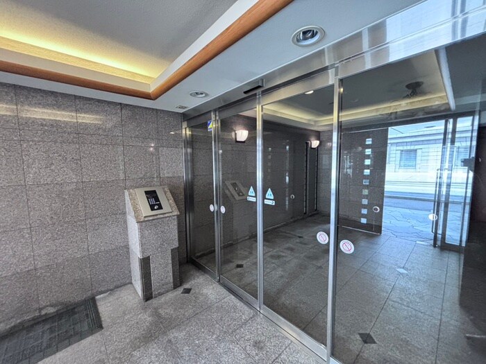 物件外観写真2　(エントランス部分)