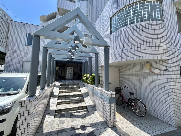 物件外観写真2　(エントランス部分)