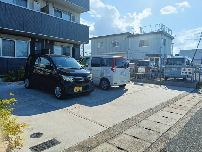 物件外観写真4　(駐車場)